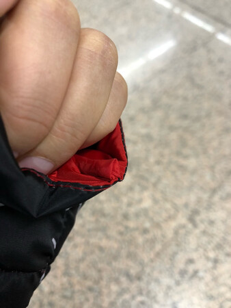 可能是因为两面穿，袖口比较磨手，确实没有吊牌，也不怎么暖和，这个价格不能当羽绒服穿，一般吧