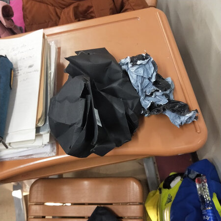 加上运费花了20，拿到货打开后边边角角全是裂开的，扒拉扒拉直接扯了。秀儿商家
