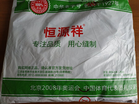 衣服收到了，颜色与图片上不一样，收到的颜色较深，本想退货的，家人劝阻了，不满意店铺为什么会这样？其他尚可，发货快，物流也快。