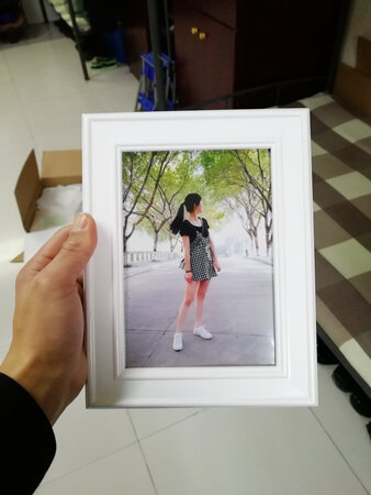 包装箱子很到位 。上下铺垫两层泡沫板， 相框里面的镜片不是玻璃的，有点像钢化膜（塑料的）镜片两面都有防刮膜 ，使用需要撕掉防刮膜，这样子看上去很新
我一共买了九个相框