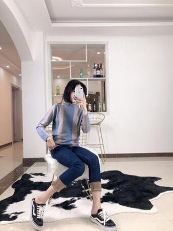 拼接色挺好看的，蓝蓝的色彩加上今年很流行的奶茶杏，穿上特青春，休闲好看，质量挺好的哦，面料摸着很舒服，赞赞的