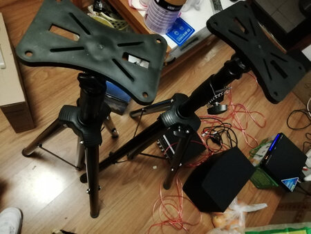 买回老家给老爸用的，取货后自行按商品介绍组装了一下，商家很用心，东西配的全面，组装也不算难，开机后效果不错，物超所值。支架没组装，但应该没问题，保护的很好，防护措施到位，点赞。感谢京东快递小哥冒雨送达，再次点赞。
