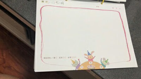 "一拿回来就画的乱七八糟。颜色很好。质量也不错。总体还是很好的，等大一点在给他画。"