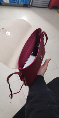 酒红色还是挺好看的，我用建行卡付款立减6元，团购本来也只要8.8，最后两块八买了个包我的天，绳子是要自己打结的那种，有点简单，但是只花了两块八的包能做成这样还有什么好挑的呢??