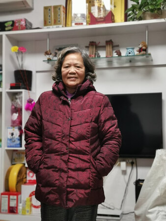 物流很快，做工精细，比较厚实，妈妈说穿上很合身，很暖和！实物比图片颜色暗点儿。