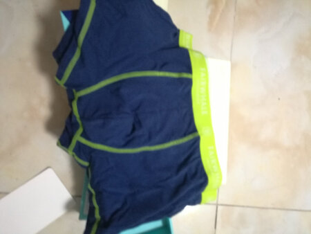 收到，看着还不错，喜欢，还没下水，待穿后再来评价感受。快递不错！因为两会晚了一天，理解。小哥服务周到，热情！满意！