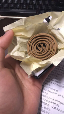 这个香店主说是沉香，我闻到的是烧树皮味道，店主大大跟我说是奶香！嗯，可能是我嗅觉出了问题～标题是檀香。这来了是店主所谓的“沉香”。  
     真的不懂～