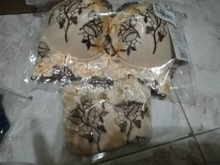 做活动的时候入手的，以前没买过这个牌子的内衣，赶上做活动，每个颜色都买了一套，目测内衣罩杯偏小，内衣质量不错，比较精美，价格实惠