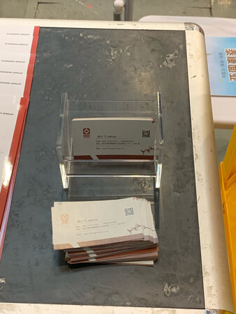 有点深，不太好取名片。但质量很好，价格合适。