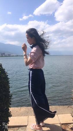 这裤子穿了一次就毛了一大片，没法再穿啦，找客服解决说时间太长赔5块，关键是夏天的裤子我也是去到云南旅游天热才能穿啊，穿一次不想再穿啦，请问这是处理问题吗！？我在这家买了几十件衣服，也算忠粉，被这样对待我也是无语?，分享给大家，这裤子质量真心太差！太差，太差，怎么能毛成那样，穿了一天而已啊……凭啥值几百块，@啦