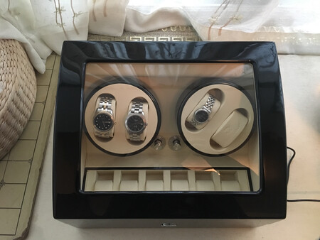 东西挺好，挺精致的，就是比想象的大。做工不错。以后把表都放进来，就不怕长时间不带，表不走啦。表还是要多带带的。