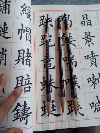 笔毛很软，但不会散开，写起来很顺手，包装得很好很漂亮，用来送礼也很不错！