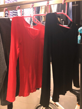 质量好，款式好看，面料柔软摸着很舒服，衣服偏薄比较适合南方穿着。刚过水有点轻微掉色，多清洗一两遍就不会了。