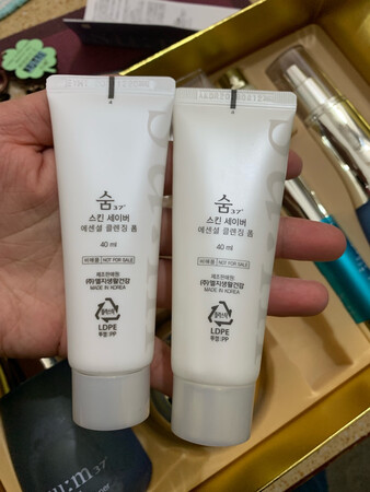 等了20天的套装终于到货了，包装很完美没有啥损伤，研究了一下，不知道如何辨别，只是和以前~处买来的对比了下，感觉包装和印刷稍稍有点粗糙，适用后觉得没什么大的区别，习惯好评
