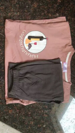 衣服很不错，穿起来非常舒服，样式也很好看，价格很便宜，推荐大家购买～