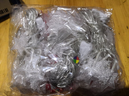做工看着真心不怎么样，亮度也很低，质量不太敢恭维。
