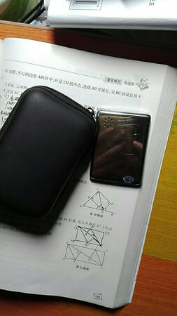 商品很好，老板人很好，说4g的卖断货了，就给我发了个8g的，只花了69，机器也很流畅，可以玩小游戏，还可以现实歌词。但是背后的金属外壳太容易划了，总体来说还不错。