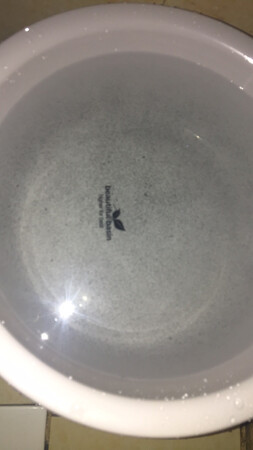 感觉有点被@了！洗的时候掉色！还脱很多细细的毛粒！过了很多次水依然这样