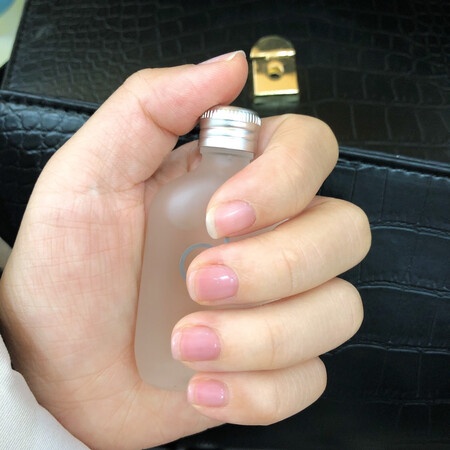 超可爱 小小的 太喜欢了 味道还和以前买的一样 以前买大瓶的都不好放包里 这个小小的一支刚好放包里