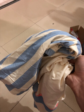 包装和衣服有点脏，消费者反复退换过的；再拿来卖的。