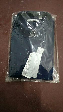 12号早上下单，13号下午就收到货物了，京东快递这个速度超出我的想像。衬衣和图片无差异，手感不错，至于质量那要等洗几次穿一段时间就知道了，以后再追评吧