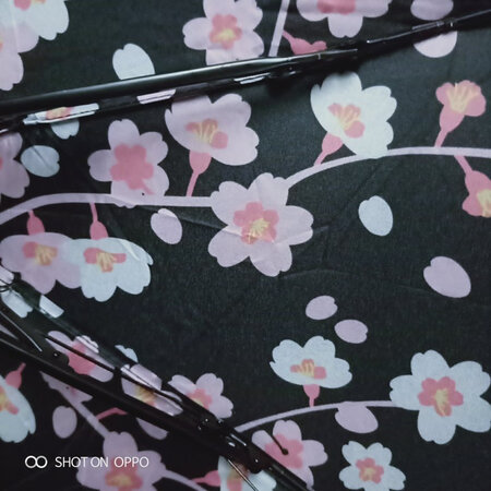简直丑死，有三把类似的雨伞，这是买到最差的一把。oppo r15原相机拍摄，没有美颜滤镜，自己看图