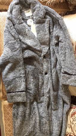 非常好看 很舒服 一如既往 不错 内衣和睡袍都很舒服 买第三次了