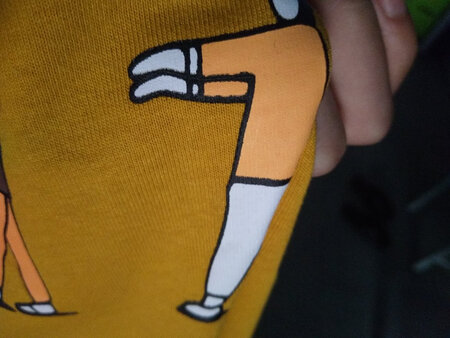 衣服跟我想象的布料不一样，不过他这种布料也非常的耐穿，然后不会变形，比较容易干，他没有棉的布料，那么光滑，有点涩涩的。价格都差不多。