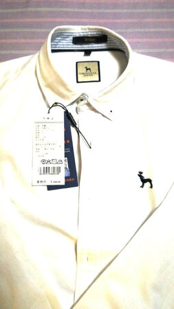 衣服很不错，穿起来也合身!牌子的毕竟有型呀!?