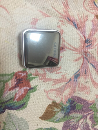 没有质感，像玩具一样。音质一般。耳机用了不到3天，轻轻一摔坏了。问客户说配件不保修。差评差评差评