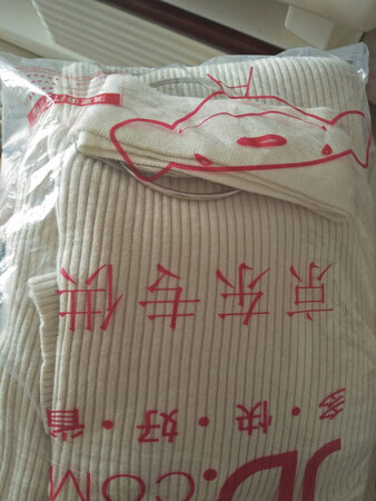毛衣质感很好，毛衣和裙子是分开来的，可以不穿裙子，高个子的人穿起来更好看！