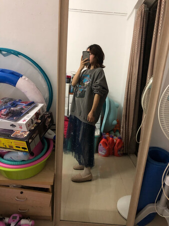 卫衣裙质量不错哦，内里加薄绒，上身舒服极了，但是这衣服不能机洗，纱裙的珠子会容易损坏
