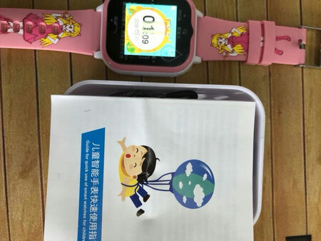首先这款手表真的很喜欢，女儿一看到就喜欢的不得了，再来评价一下手表，这款表带真的设计的很不错颜搭配的刚刚好，非常适合小朋友佩戴。手表定位非常准确，实用的功能也很多。打电话音质清晰，电池续航也不错，目前了解的只有这么多，总体来说是一个很值得入手的手表！后续还会继续评价的。