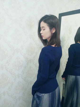 衣服精致，让我很惊喜~裙子上的点点亮光，和衣服的颜色结合像星空一样。裙子很温柔，也有气质~狠喜欢~