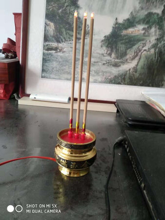 良心店家，拿在手里真的沉甸甸的，做工比我在佛具用品店看到的还要精致，还要便宜，灯光也特别亮，我是白天拍的照片不是很明显，晚上特别好看，强烈推荐这家店，无论质量还是价格，杠杠的，还会回购的。