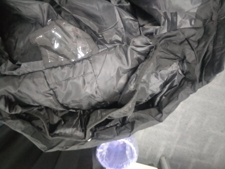 首先，对于一百块的东西不应当有太高期待。
涤纶的面料，锦纶的填充料，轻便保暖，但是难免有静电。
做工就这样，可能填充料给的足，露出来一点点；尺码标牌是个大大的塑料片，而且硬，影响舒适性；帽子最有意思，可能是为了尽可能防风，帽子里面还有个小帽子，太有趣了。
总的来说，适合当作户外工作的御寒工装。