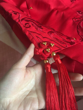 衣服收到啦，质量真心不错哦，细节做工精细，面料手感柔软，穿着舒适，看起来大方，好喜庆。蛮喜欢滴！