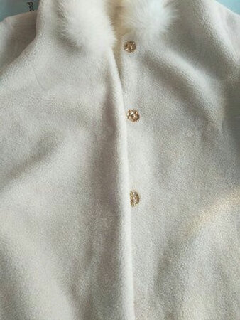 衣服不错，很有质感，保暖性挺强，很暖和，就是颜色不是纯白，有点偏黄，不过还是挺好看。
