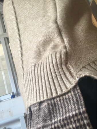 这是我最差的一次网购，衣服两边对比明显一边凹凸不平，客服告诉我用手拉一拉就会好，用手拉半天还是这样子，最后客服告诉我毛衣都是这样。上身就好了，其中有两张上身的照片大家可以看一下真的好了吗？要求退货但客服说这不是质量问题一定要求我无理由退货，我想问一下这都不是质量问题怎么样才能算是质量问题。