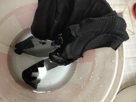差劲，洗了5遍一直这样子啊？这衣服能穿吗？客房说衣服是厂家**就晾干就不会掉毛，问题是这衣服谁敢穿出去