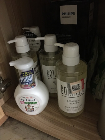 京东服务好，速度快。产品信得过，不要用假包装忽悠人啊。

洗发水苹果味很舒服，沐浴液不腻。朋友推荐不错