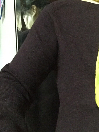 这是我双十一最满意的一次购物！针织连衣裙手感柔软非常好，就像是羊毛的，而且没有色差！在商家客服的指导下，我买了比以往小一号的，确实有收身效果，(后身设计独特)，穿上不肥不瘦。冬天我也喜欢过膝的裙子，这个裙子明符其实的过膝，不象有些商家的衣服，图片和实物不符。商家还送了一条鲜艳的围巾，和裙子一起搭配，起到点缀的作用！谢谢贴心的商家了！我还会关注你们的！