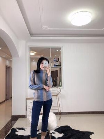 拼接色挺好看的，蓝蓝的色彩加上今年很流行的奶茶杏，穿上特青春，休闲好看，质量挺好的哦，面料摸着很舒服，赞赞的