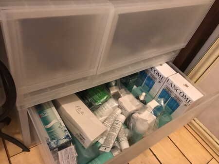 刚好放在梳妆台下面的空间放国外带回来的化妆品，非常好用
