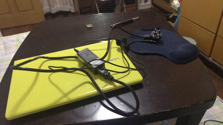 感谢京东，发货速度太快了，我笔记本充电线晚上突然坏了，晚上10点下单，早上就送来了，真是太及时了，解了我燃眉之急，比我出去买都快，而且价格比外边还便宜，真心点赞