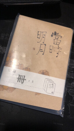 很不错的，不多说了。
——————————
午后或者黄昏，前来取信的时候里长出每一条光线，都来自于瓷或稠。读信的景象是美而忧愁的，花朵在矮篱上生长，与每个词语萍水相逢混为一谈。所以，每个词语都游出了香息，有雪的寂静，以及花朵的愁人之美。炉香缓缓升起，摆在墙上的不止是花影，还有雨声清寂。——寄北《读一纸天高云淡》