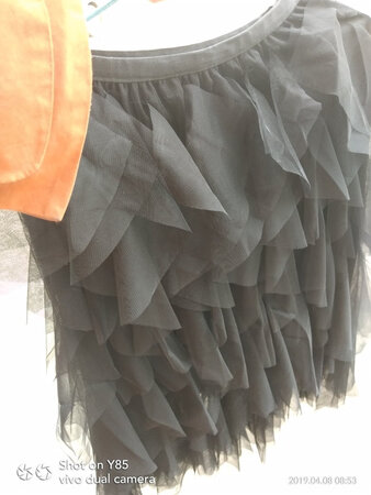 买衣服特别注重栽缝针线条，太贵质量也不太好而且还掉线