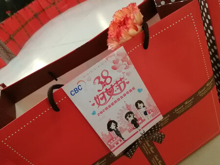 买来装三八礼品的，很好看，质量不错，结实耐用，红色喜庆，大气，物流也快