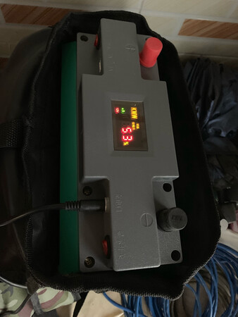 电池是12V180A的，余电有84%，一千瓦的逆变器使用了六个小时（每天两个小时）剩余电量26%，无法再带动逆变器，然后用充电器充电中，充电器说明显示最高冲120A，不知道这180A的电池能不能充满，截止发稿时冲到53%
