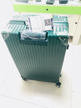 箱子很好  肚子大能装东西  质量好 人坐上去完全没问题  万向轮很静音 本人推荐一下